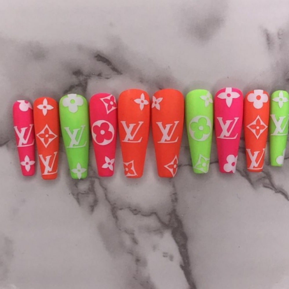 Press on nails